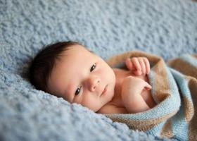 How to distinguish gas from colic in newborns