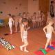 Una serie di esercizi ginnici dopo il sonno nel gruppo più giovane Ginnastica dopo il sonno per bambini di 3-4 anni all'asilo