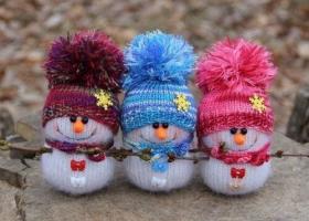 Very different, but very snowy - snowmen in various techniques!