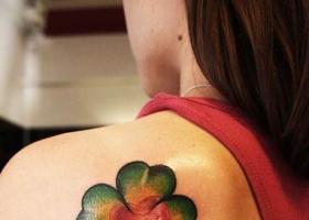 Tetovaža djeteline s četiri lista: značenje za djevojke i momke